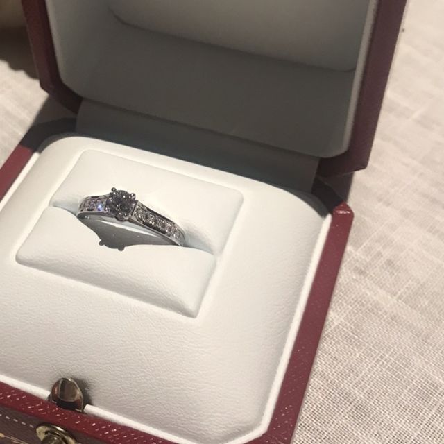 【カルティエ(Cartier)の口コミ】 指輪の圧倒的なキラキラ感に感動したからです。
着用していても、違和感な…