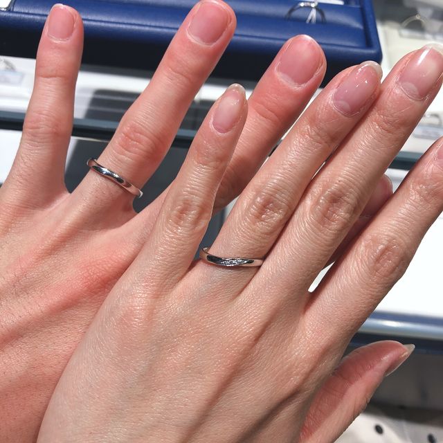 【銀座ダイヤモンドシライシの口コミ】 レディースもメンズも斜めに入っているデザインが気に入りました。メンズ…