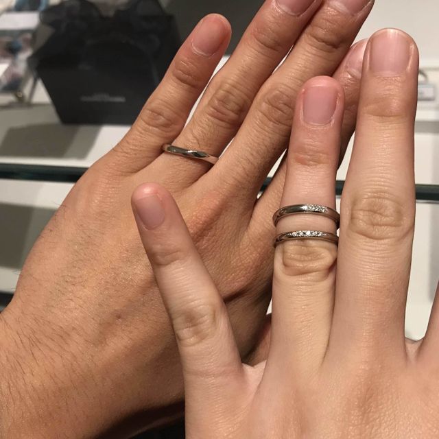 【銀座ダイヤモンドシライシの口コミ】 たくさんの種類がある中で何個かスタッフさんにいくつか指輪を出していた…