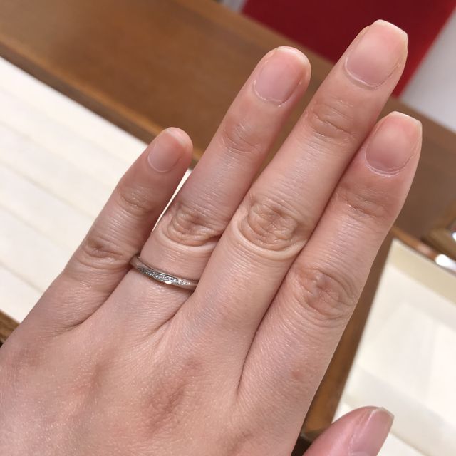【TRECENTI(トレセンテ)の口コミ】 シンプルですが、ダイヤモンドのラインの流れや指輪全体の丸みがとても美…