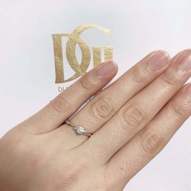 【アイプリモ(I-PRIMO)の口コミ】 リングがウェーブしているデザインと、メインとサイド二つのダイヤのバラ…