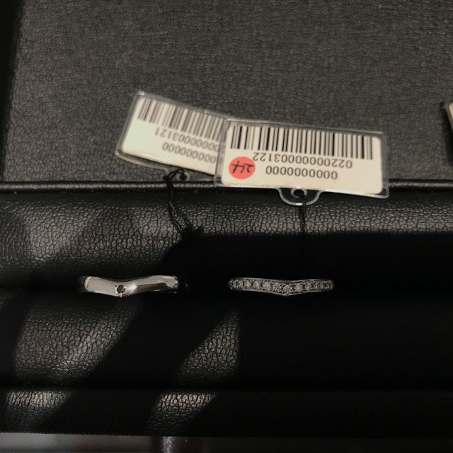 【エクセルコダイヤモンド(EXELCO DIAMOND)の口コミ】 V字のエタニティリングは珍しいと思います。
ダイヤモンドにこだわりがあ…