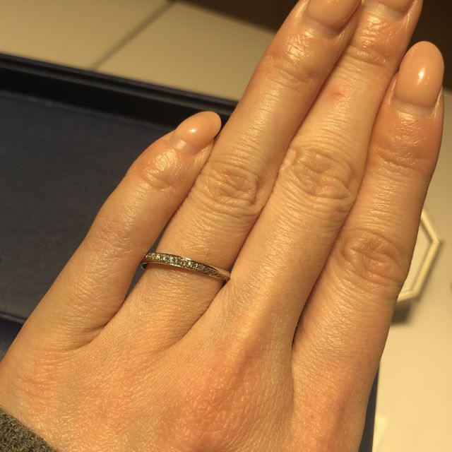 【銀座ダイヤモンドシライシの口コミ】 ダイヤが表面に施されたプラチナの結婚指輪です。ストレートなタイプです…