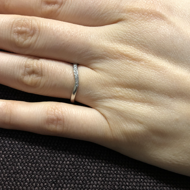 【エクセルコダイヤモンド(EXELCO DIAMOND)の口コミ】 数ある指輪の中で似たような形を数個並べて、何度も付け替えながら、最終…