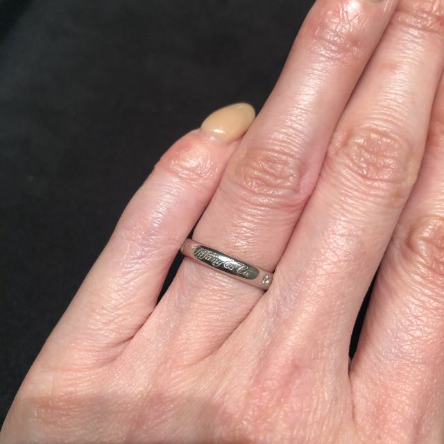 【ティファニー(Tiffany & Co.)の口コミ】 表面にさりげなくロゴが彫られていて、そのロゴの間にダイヤが施されてい…