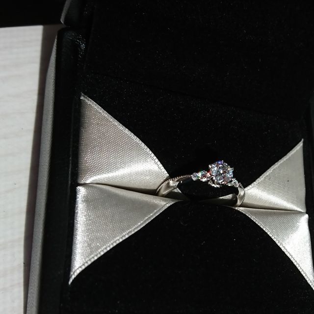 【エクセルコダイヤモンド(EXELCO DIAMOND)の口コミ】 華やかで可愛らしい雰囲気のメレタイプの指輪を探していたところ、サイド…