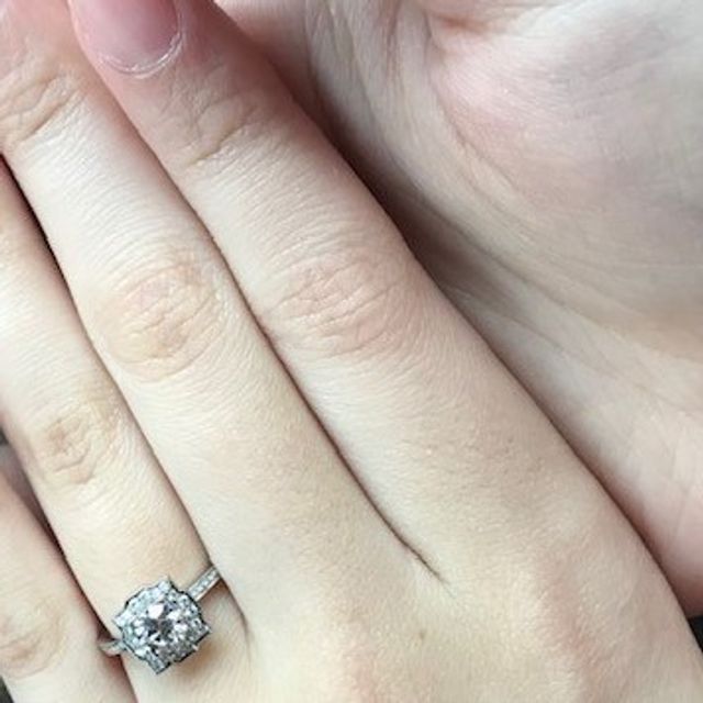 【ハリー・ウィンストン(Harry Winston)の口コミ】 こちらの指輪の決め手はなんと言っても「デザイン」です。薬指にはめた瞬…