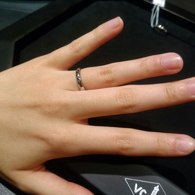 【ヴァン クリーフ＆アーペル(Van Cleef & Arpels)の口コミ】 主人と素材もデザインもまったく同じ指輪が良かったのでこちらにしました…