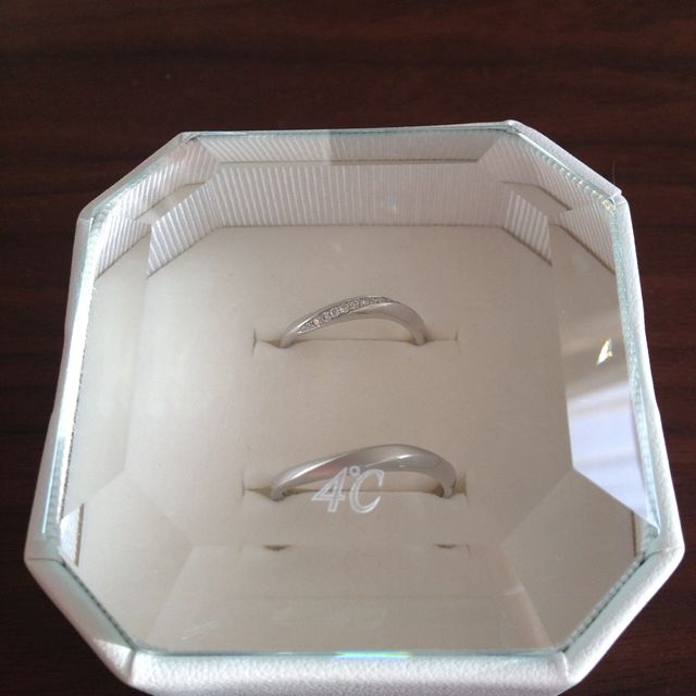 【4℃ BRIDAL(ヨンドシーブライダル)の口コミ】 海外ブランドのものは太くて短い私の指には似合わなかった。
ウェーブして…