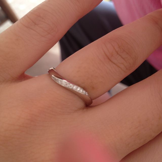 【4℃ BRIDAL(ヨンドシーブライダル)の口コミ】 海外ブランドのものは太くて短い私の指には似合わなかった。
ウェーブして…