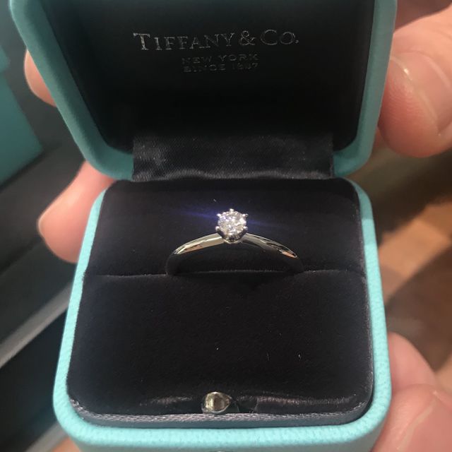 【ティファニー(Tiffany & Co.)の口コミ】 当日は指輪の形やフィット感を確かめに行っただけですが、試着した際に彼…