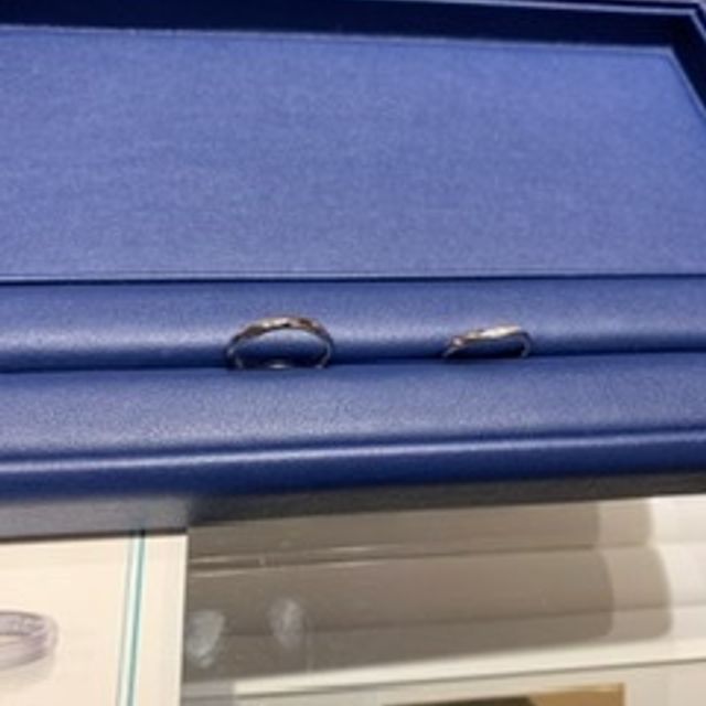 【銀座ダイヤモンドシライシの口コミ】 まず、私たちの指の形には、ウェーブタイプの指輪がフィットしやすく、見…