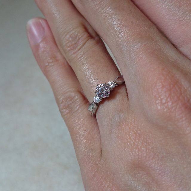 【エクセルコダイヤモンド(EXELCO DIAMOND)の口コミ】 年齢を重ねてもずっと使えるデザインであり、主役のダイヤモンドが綺麗に…