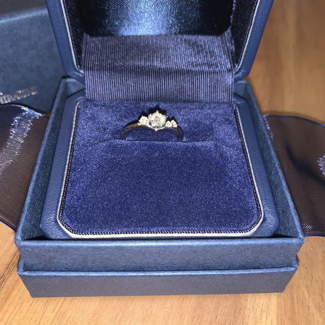 【銀座ダイヤモンドシライシの口コミ】 Vラインのデザインを選びました。
ダイヤモンドはもちろん両サイドについ…