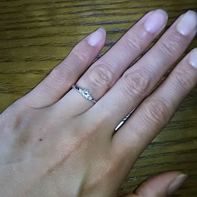 【SOPHY(ソフィ)の口コミ】 シンプルで良かったです。お値段もお手頃。婚約指輪にはもちろん、結婚指…