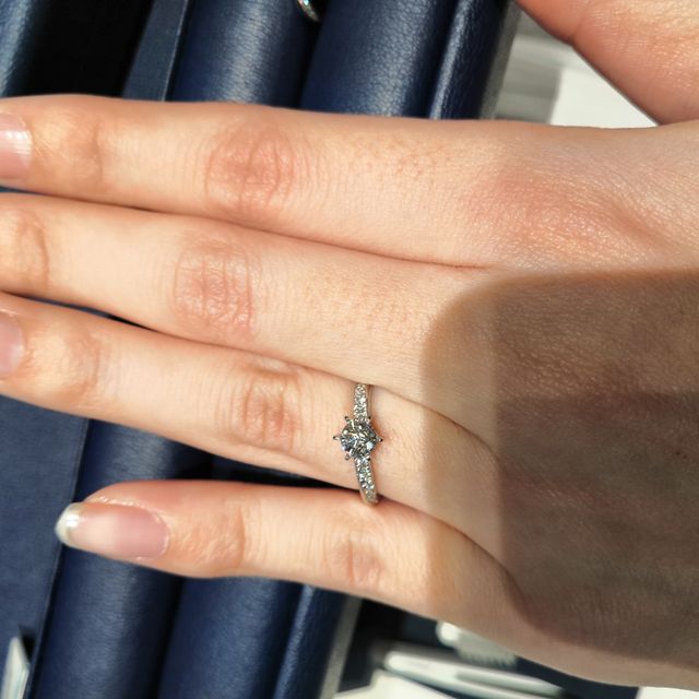 【銀座ダイヤモンドシライシの口コミ】 試着したときのフィット感とデザインが気に入りました。周りのメレダイヤ…