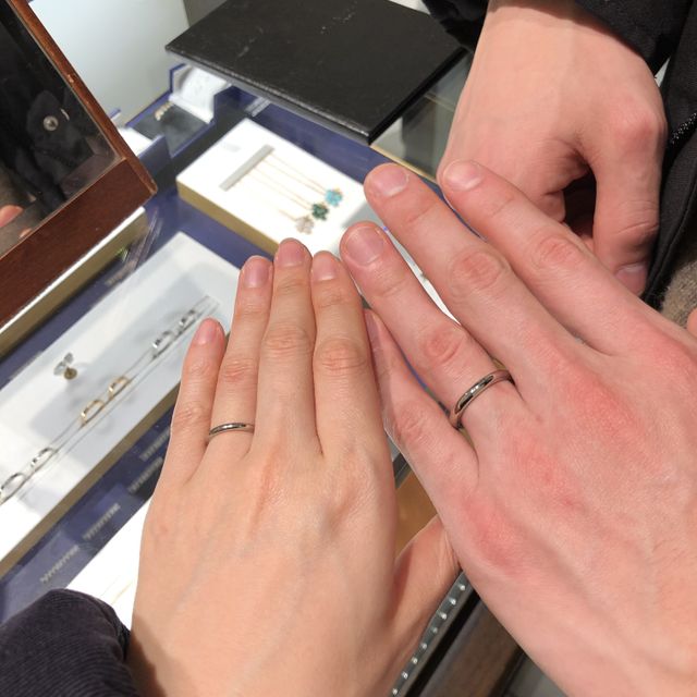 【銀座ダイヤモンドシライシの口コミ】 夫婦で同じデザインで探していました。値段が手頃で、指輪の太さもかなり…