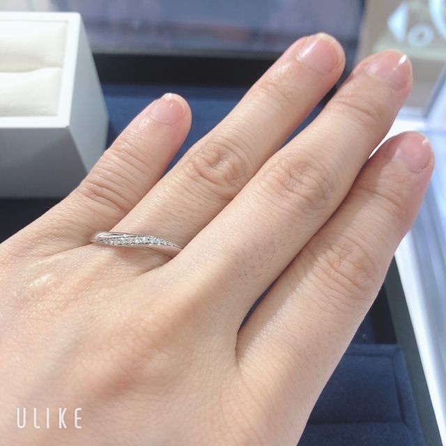 【4℃ BRIDAL(ヨンドシーブライダル)の口コミ】 ウエーブ状のラインがとても綺麗で、指に沿って輝くダイヤがとても印象的…