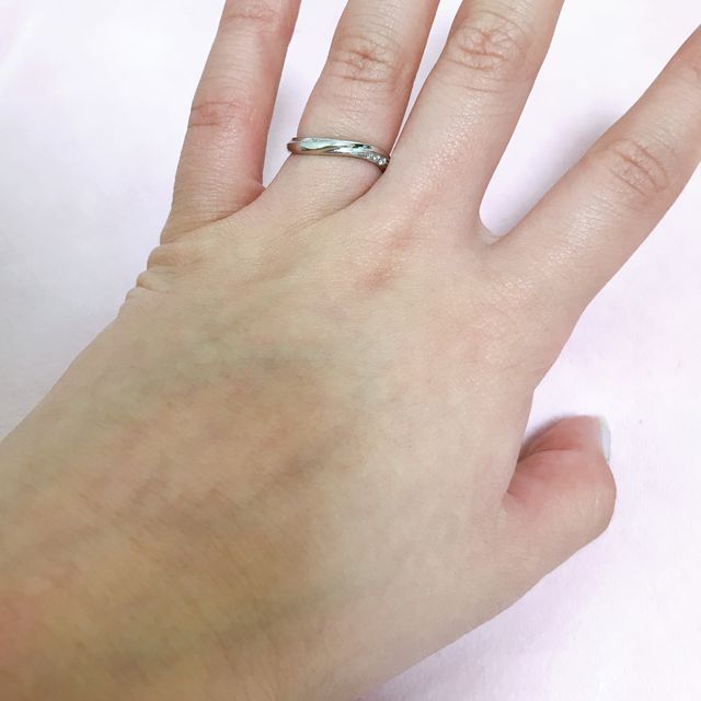 【銀座ダイヤモンドシライシの口コミ】 ウェーブがあることと、困惑指輪と重ね付けしたいので、派手すぎないダイ…