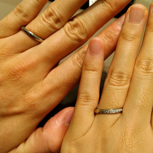 【4℃ BRIDAL(ヨンドシーブライダル)の口コミ】 ストレートライン、細めのデザインではありますがダイヤモンドが大きめで…