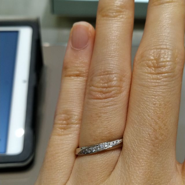 【4℃ BRIDAL(ヨンドシーブライダル)の口コミ】 ストレートライン、細めのデザインではありますがダイヤモンドが大きめで…