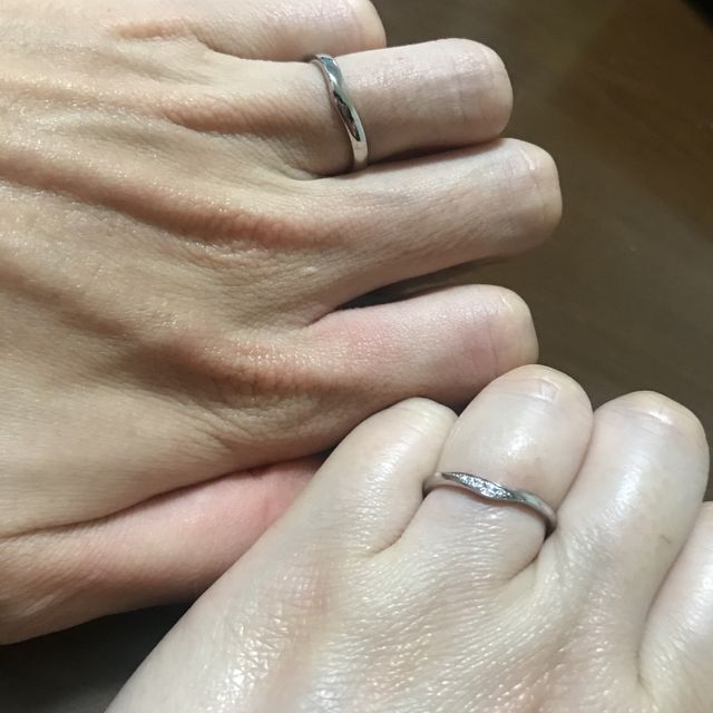 【ラザール ダイヤモンド【取扱店販売】の口コミ】 デザインはもちろん、つけたときのなめらかさ。
指を綺麗に見せてくれるV…