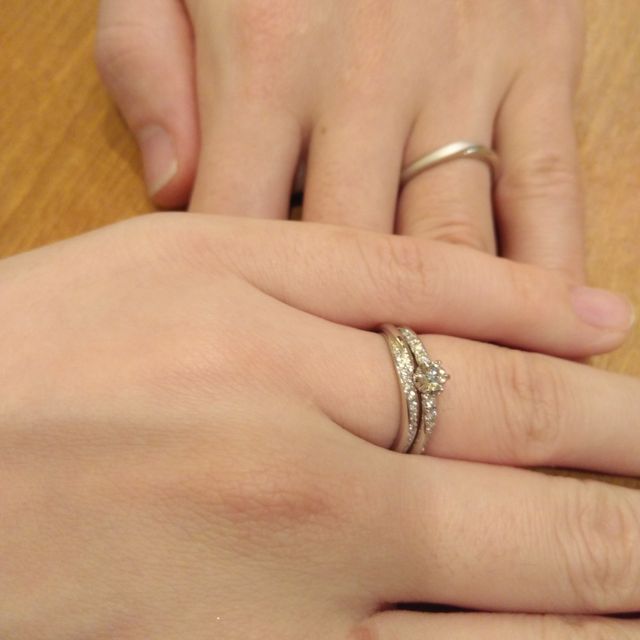 【銀座ダイヤモンドシライシの口コミ】 新郎の指や間接の形にあったウェーブ型のデザインを提案してくださいまし…