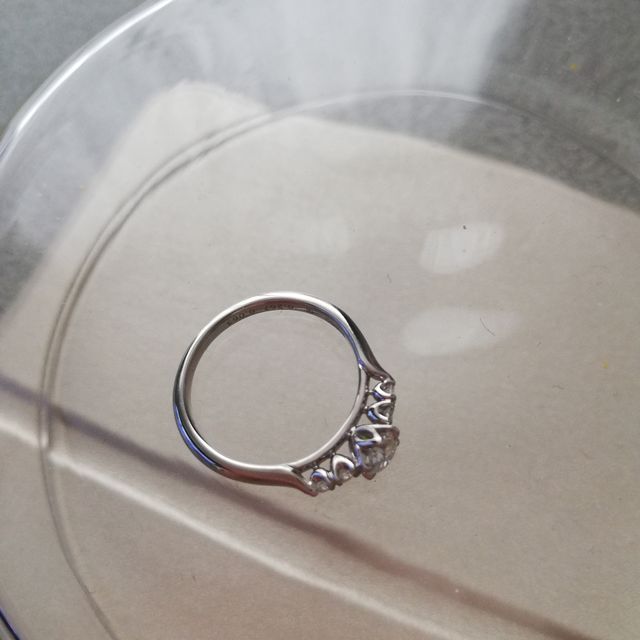 【銀座ダイヤモンドシライシの口コミ】 メイン一石サイドにそれぞれ2石のデザインが好みで、色々なショップで探し…