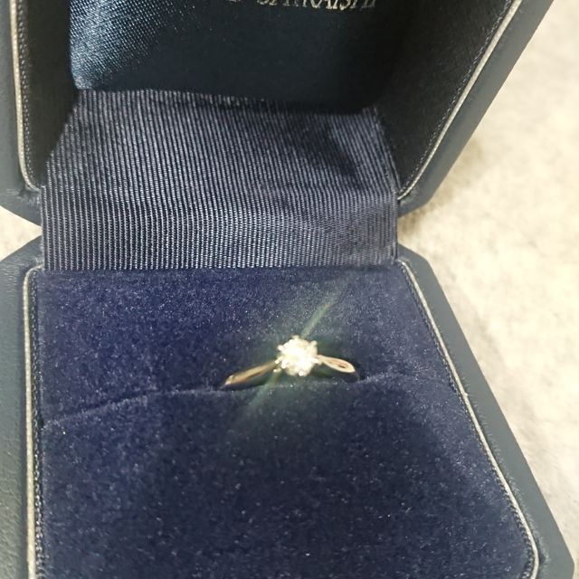 【銀座ダイヤモンドシライシの口コミ】 シンプルで華奢なデザインが気に入りました。
指輪の名前(ホワイトリリー)…