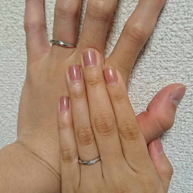 【銀座ダイヤモンドシライシの口コミ】 デザインは男性、女性ともに
ウェーブが使用されており、曲線が
左薬指に…