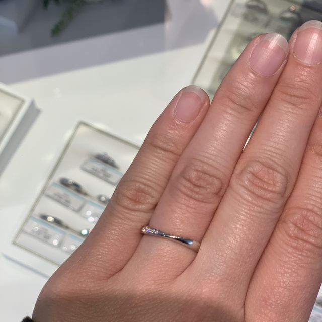【銀座ダイヤモンドシライシの口コミ】 シンプルなデザインですが、他にはあまりない指輪の形状でした。アシンメ…