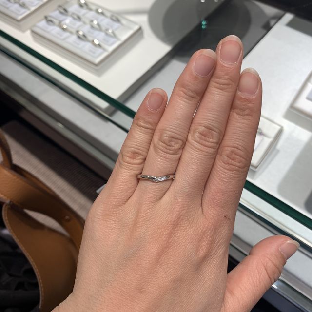 【アイプリモ(I-PRIMO)の口コミ】 V字の指輪で指輪が細く長く見えます。デザインもシンプルだけどV字が重な…