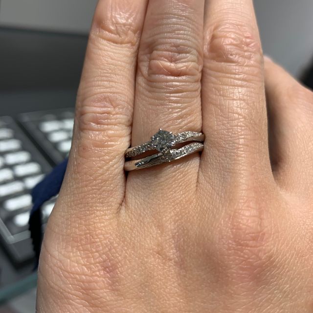 【エクセルコダイヤモンド(EXELCO DIAMOND)の口コミ】 婚約指輪と結婚指輪のセットで探していたので、セットになっているのを出…