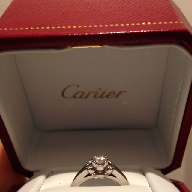 【カルティエ(Cartier)の口コミ】 婚約指輪として一般的な一粒ダイヤのものより、
長く使えるようデザイン性…