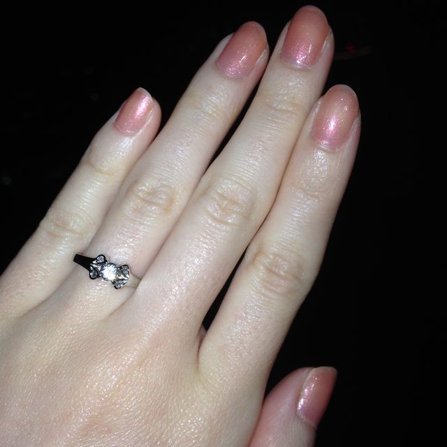 【カルティエ(Cartier)の口コミ】 婚約指輪として一般的な一粒ダイヤのものより、
長く使えるようデザイン性…