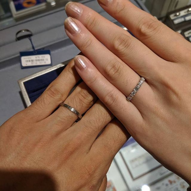 【Something Blue(サムシングブルー)の口コミ】 実は彼が試着している指輪とはペアになっていないのですが、ブランド内だ…