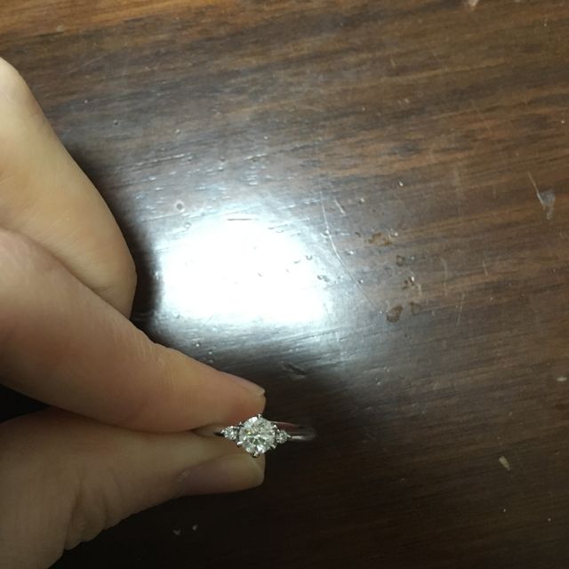 【ラザール ダイヤモンド(LAZARE DIAMOND)の口コミ】 デザインがよかったのが一番の決め手です。メインの真ん中のダイヤモンド…