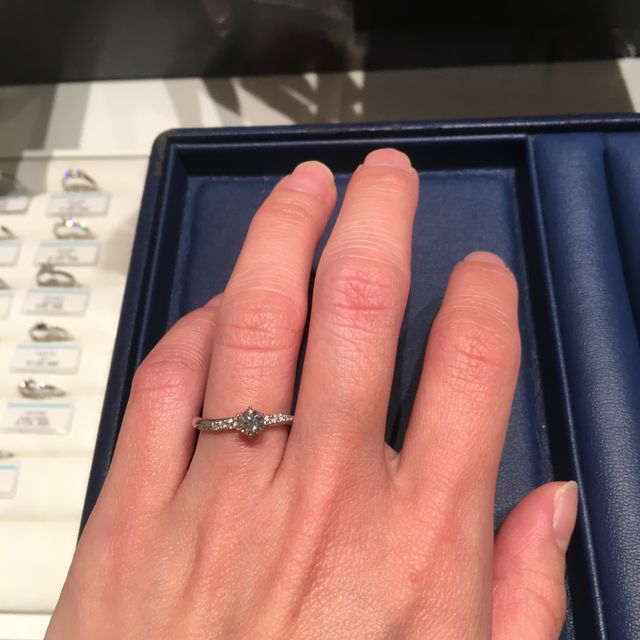 【銀座ダイヤモンドシライシの口コミ】 最初に来店したお店でした。普段使いできるものを探していたのでザ婚約指…