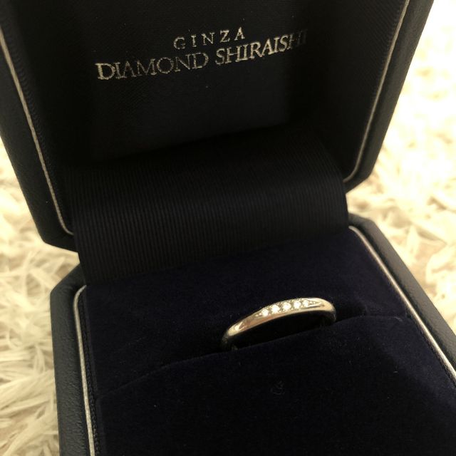 【銀座ダイヤモンドシライシの口コミ】 小さなダイヤモンドが５個ついています。指輪の輪郭に沿って流れるような…