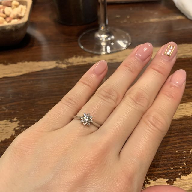 【LEGAN(レガン)の口コミ】 デザイン性で決めました。メインのダイヤモンドのまわりにメレダイヤモン…