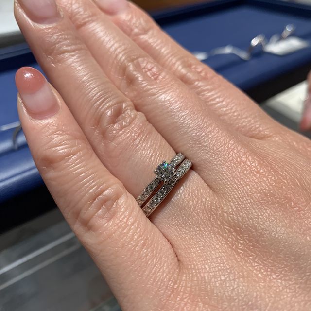 【銀座ダイヤモンドシライシの口コミ】 シンプルなストレートタイプのリングです。デザインはシンプルですがセッ…