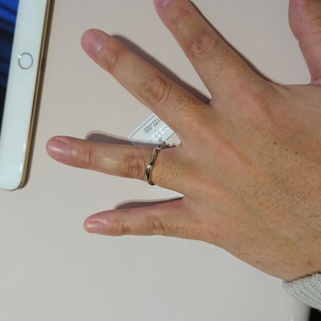 【ラザール ダイヤモンド(LAZARE DIAMOND)の口コミ】 デザインが非常に好みの形をしており、購入を決めました。
波型のマリッジ…