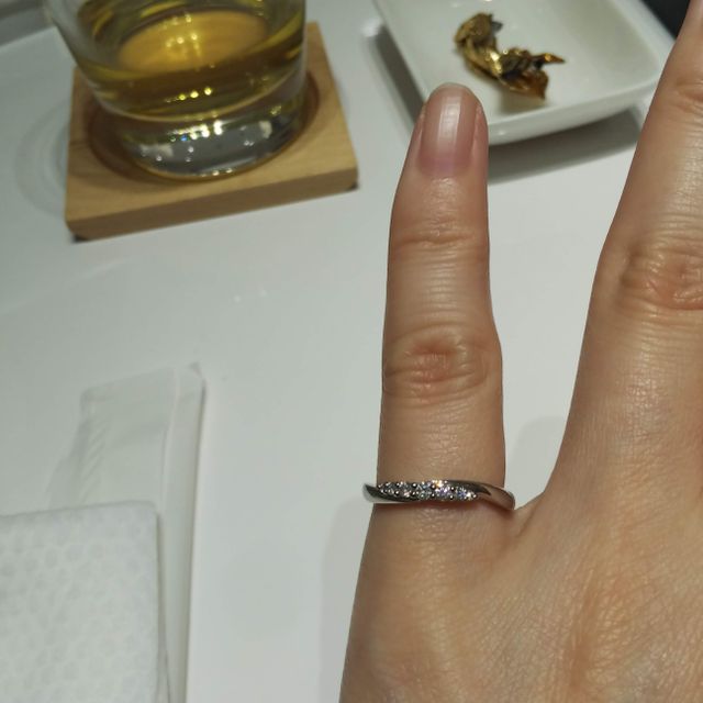 【4℃ BRIDAL(ヨンドシーブライダル)の口コミ】 流れるようなダイアモンドのきらめきがすてきな指輪です。いくつか試着さ…