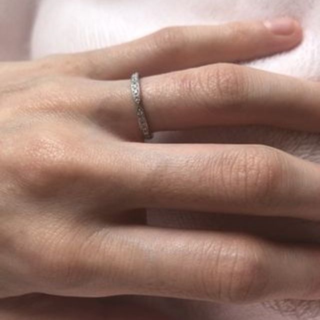 【HOSHI no SUNA 星の砂(ほしのすな)の口コミ】 デザインがとても気に入りました。シンプルなデザインが多い結婚指輪です…