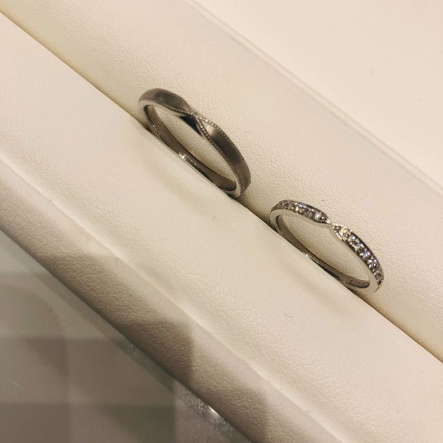 【HOSHI no SUNA 星の砂(ほしのすな)の口コミ】 デザインがとても気に入りました。シンプルなデザインが多い結婚指輪です…