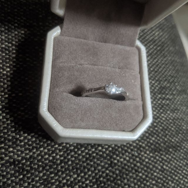 【アイプリモ(I-PRIMO)の口コミ】 普通の婚約指輪のデザインより
ウェーブしてあるデザインが良くて選びまし…