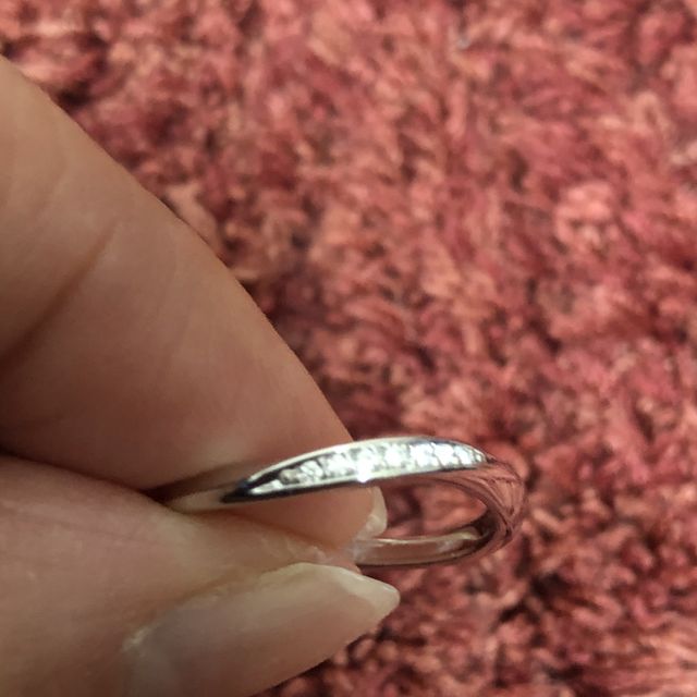 【4℃ BRIDAL(ヨンドシーブライダル)の口コミ】 私はウェーブタイプの細身デザインがよかったのですが、あまり細かくどう…