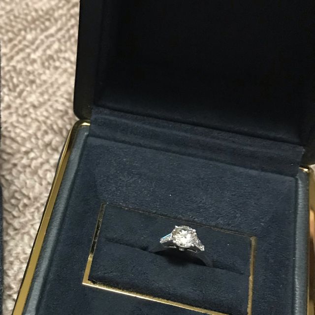 【グラフ(GRAFF)の口コミ】 サイドに石がついてるものかついてないものか悩みましたが指にはめた時に…