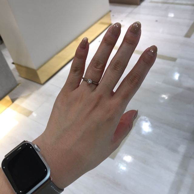 【4℃ BRIDAL(ヨンドシーブライダル)の口コミ】 ハーフエタニティと重ね付けして使いたかったので、シンプルなデザインに…