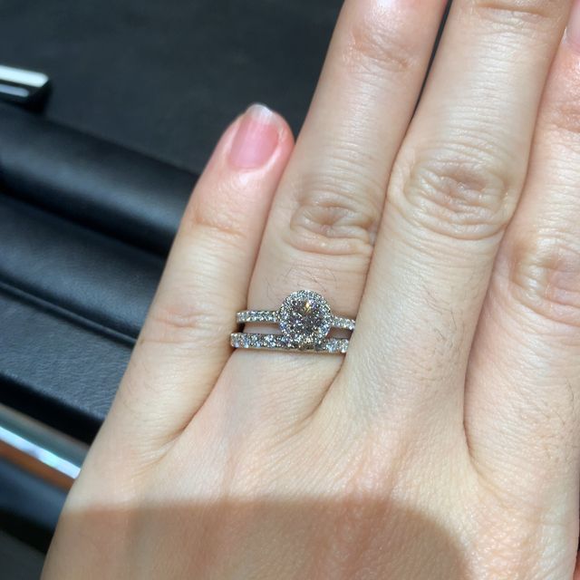 【ラザール ダイヤモンド(LAZARE DIAMOND)の口コミ】 ダイヤモンドの三大カッターブランドという事で、ダイヤモンドの輝きが美…